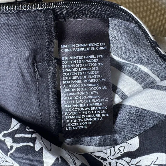 White House Black Market Black and White Floral Striped Top - Picture 3 of 9